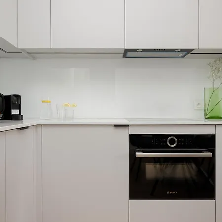 Luxury With Parking In The Centre By Renters Prestige 아파트 *