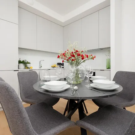 Luxury With Parking In The Centre By Renters Prestige 아파트 *